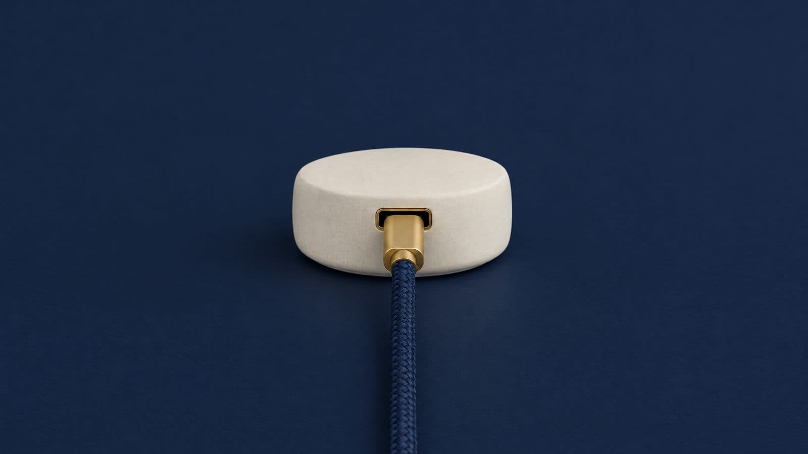 A cable with a universal plug in a hub: one connection that fits every system.